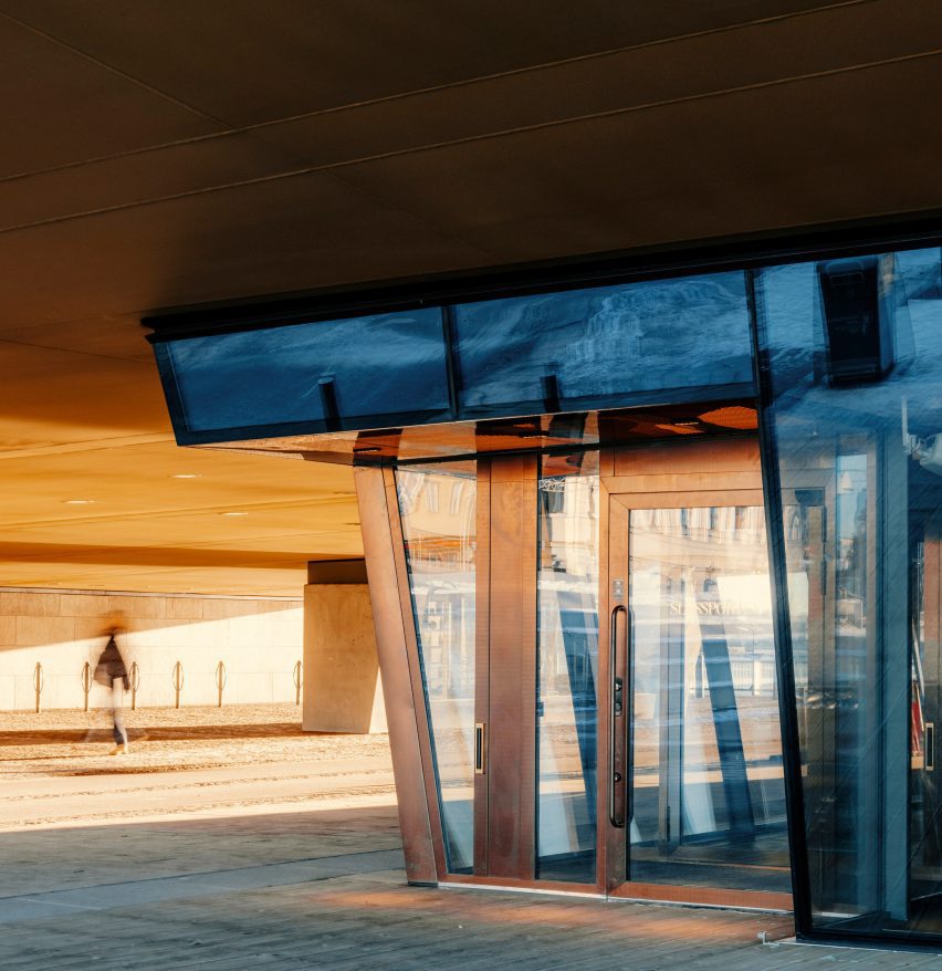Slussporten roof under bridge