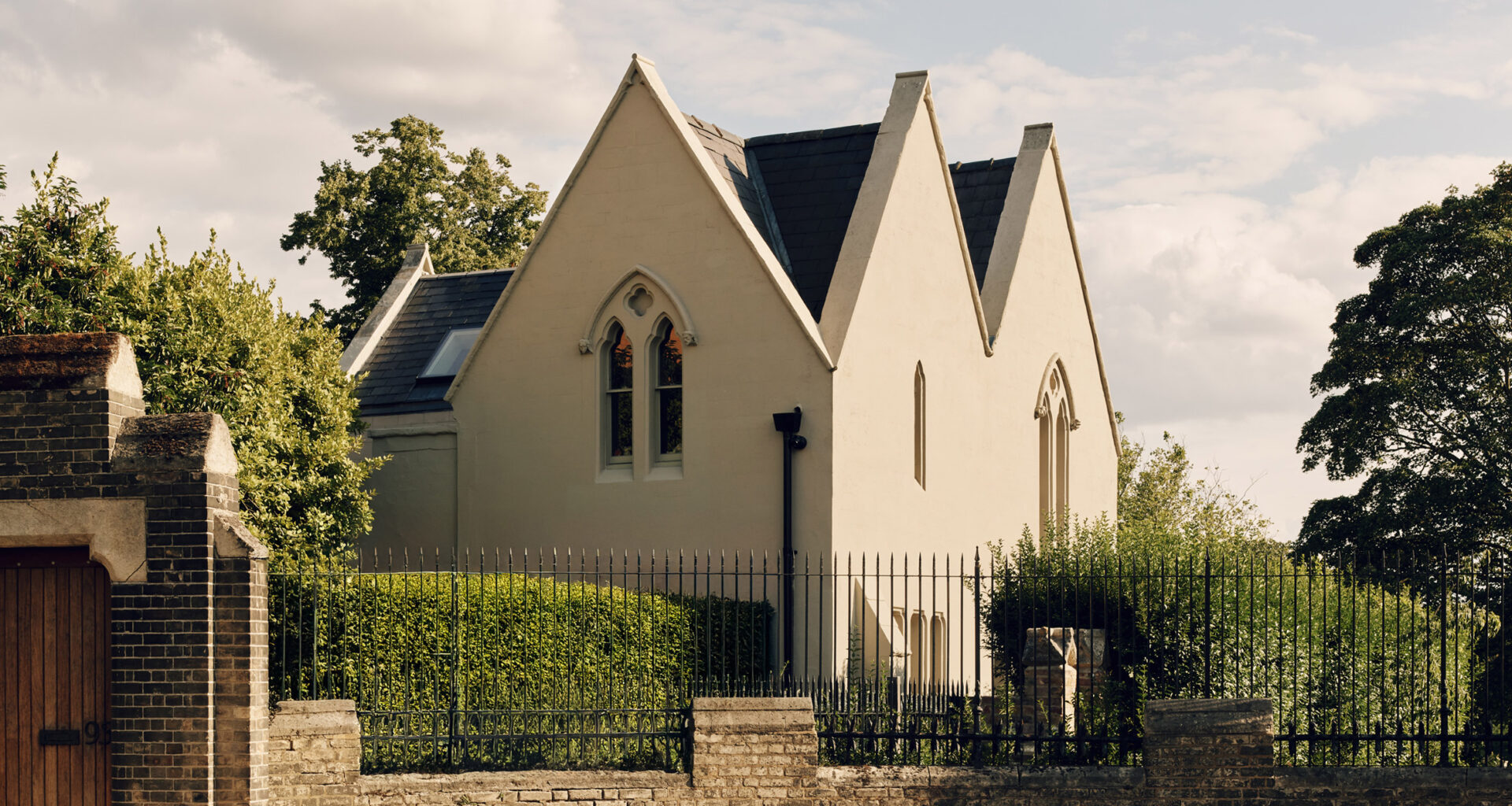 Studio Hallett Ike extends Victorian lodge in London cemetery