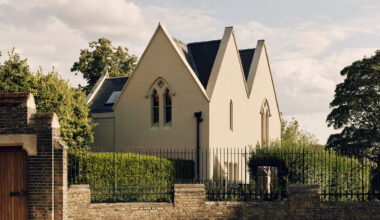 Studio Hallett Ike extends Victorian lodge in London cemetery