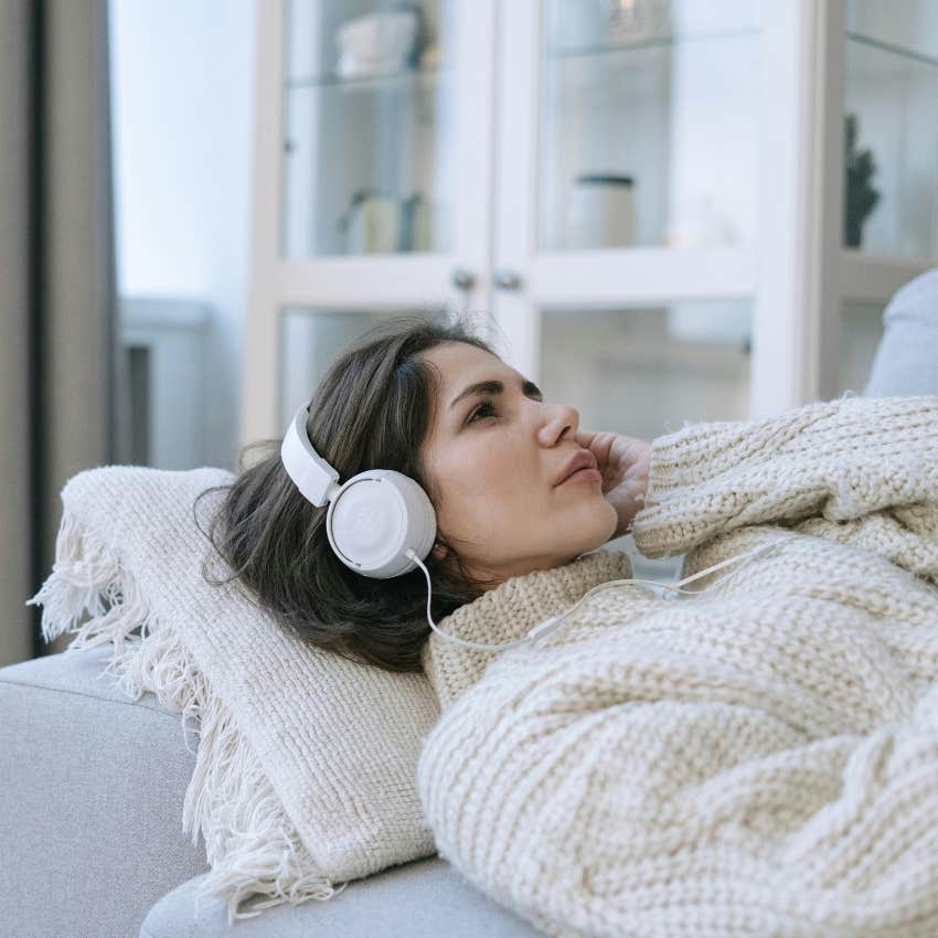 woman using music as therapy
