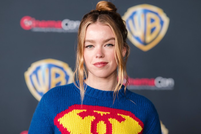 supergirl-milly-alcock-online-men.jpg