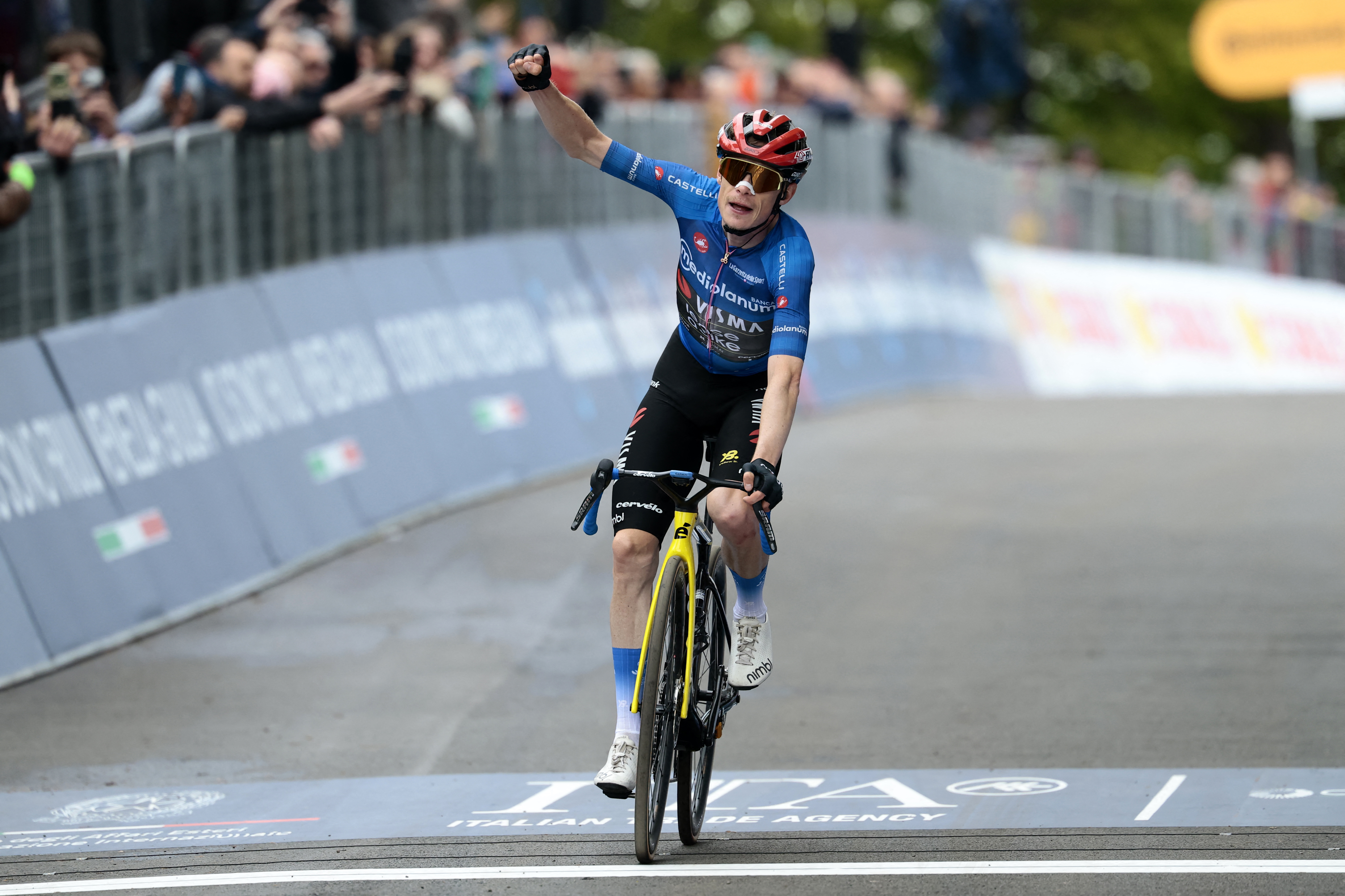 Team Visma Lease a Bike Danish rider Jonas Vingegaard, wearing the best climber's blue jersey (Maglia Azzura), crosses the finish line to win the 9th stage of the Giro d'Italia 2026 - Tour of Italy cycling race between Cervia and Corno alle Scale, near Doganaccia, central Italy on May 17, 2026. (Photo by Luca Bettini / AFP)
