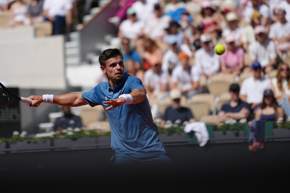 Home player Arthur Gea takes emergency bathroom break during French Open debut