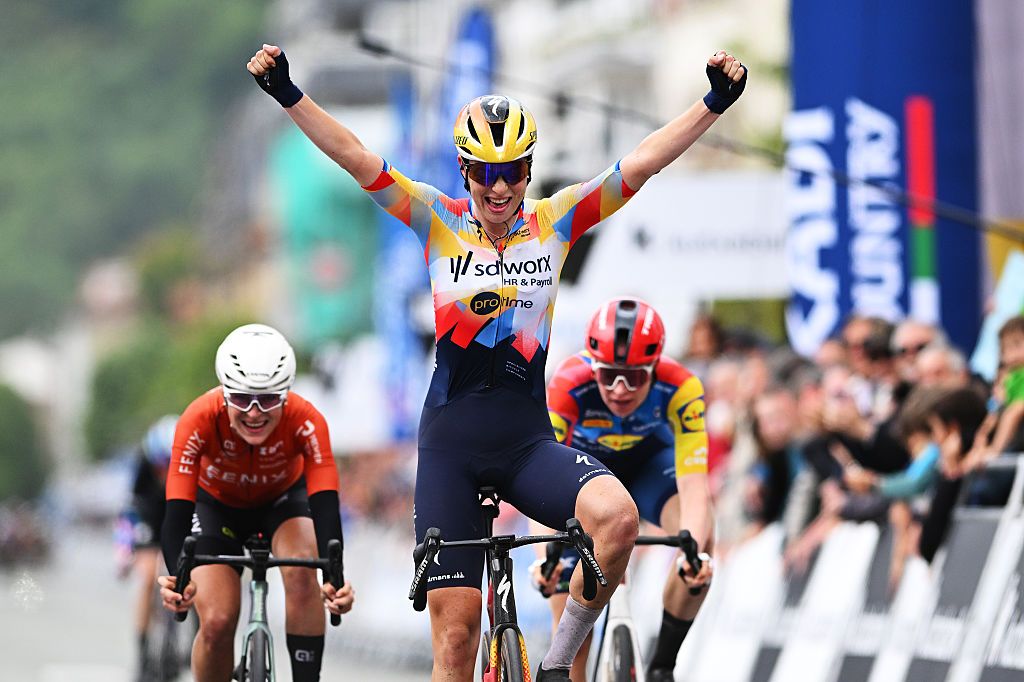 Mischa Bredwold celebrates the stage win on stage 1 of Itzulia Women in Zarautz