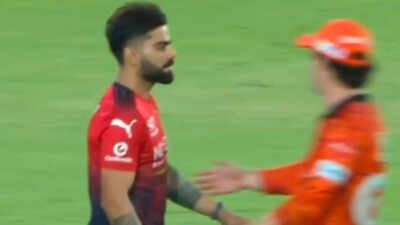 No handshake! Virat Kohli completely ignores Travis Head after RCB vs SRH IPL 2026 game - Watch