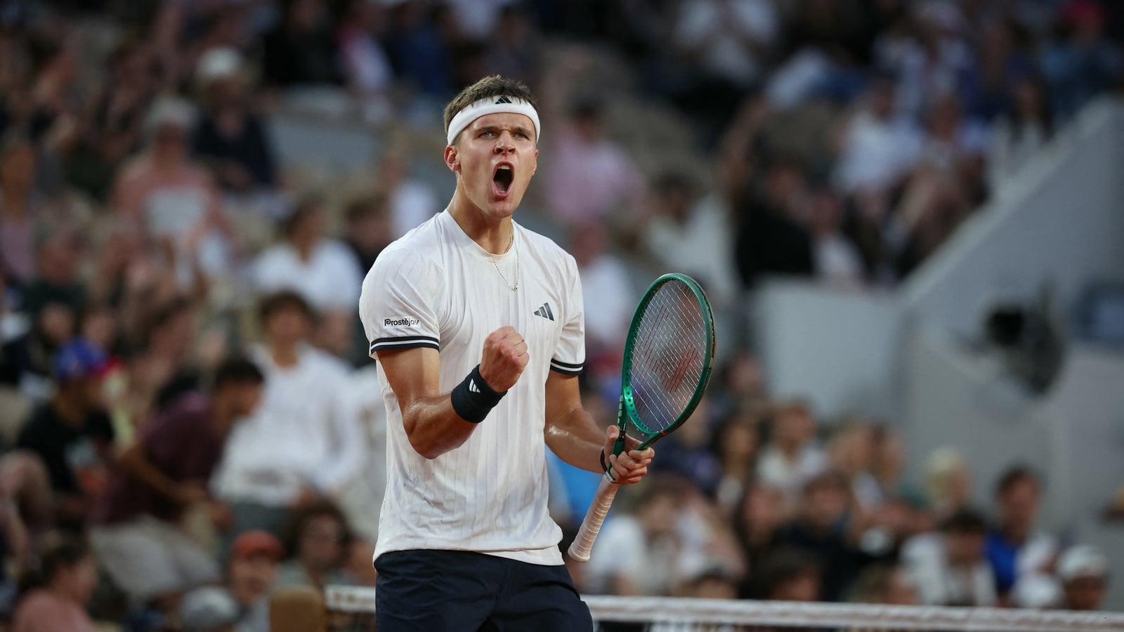 Mensik sets up French Open semi-final with Zverev