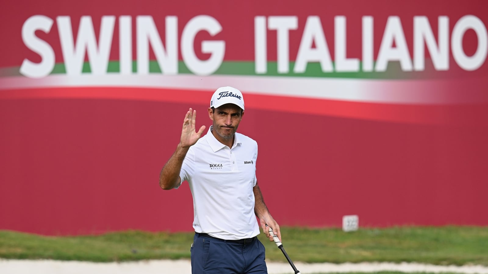 Molinari sets course record with McKibbin five off lead