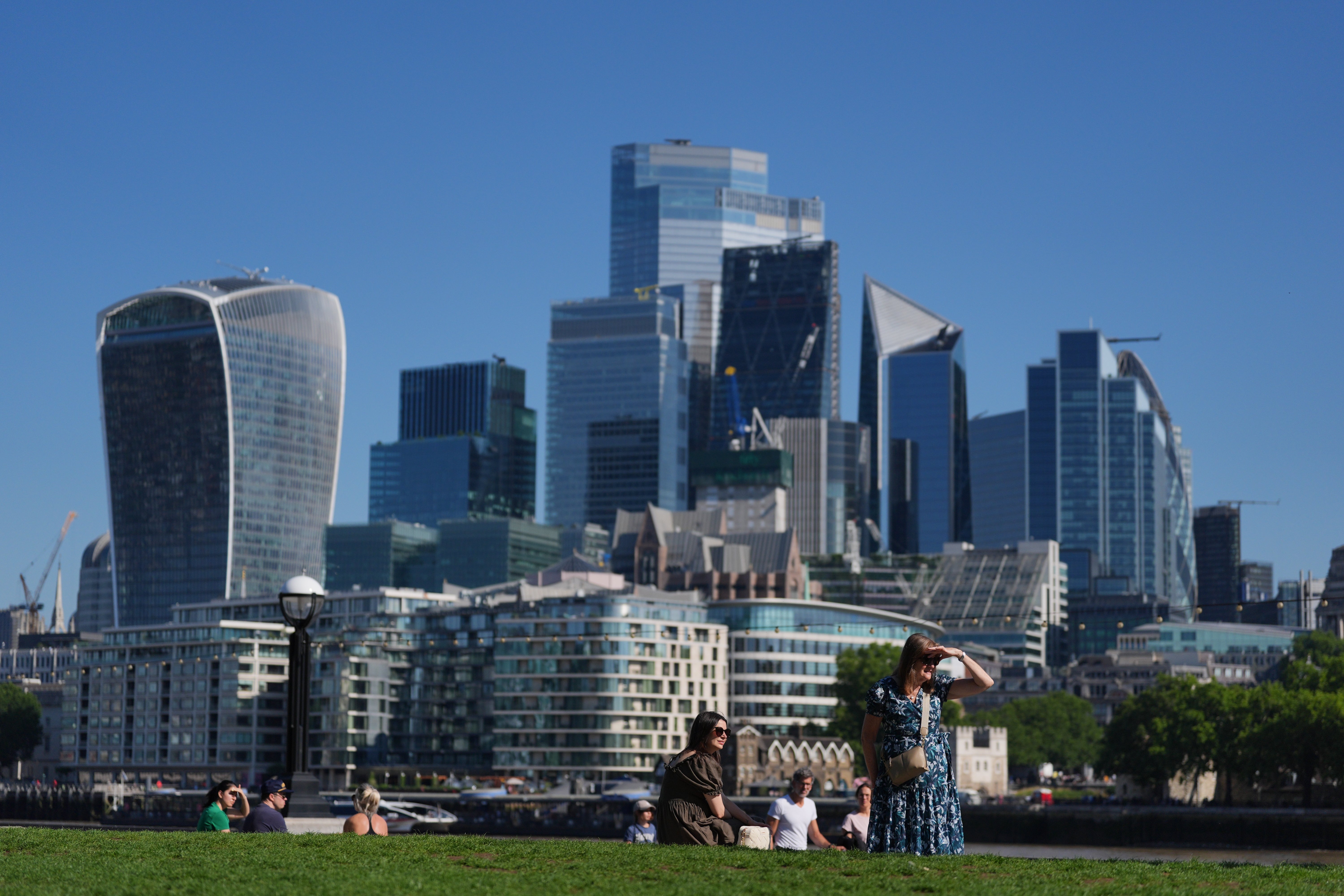 People enjoy the warm weather on The Queen´s Walk in London
