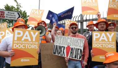 Junior doctors vote to accept pay deal and end years of strikes