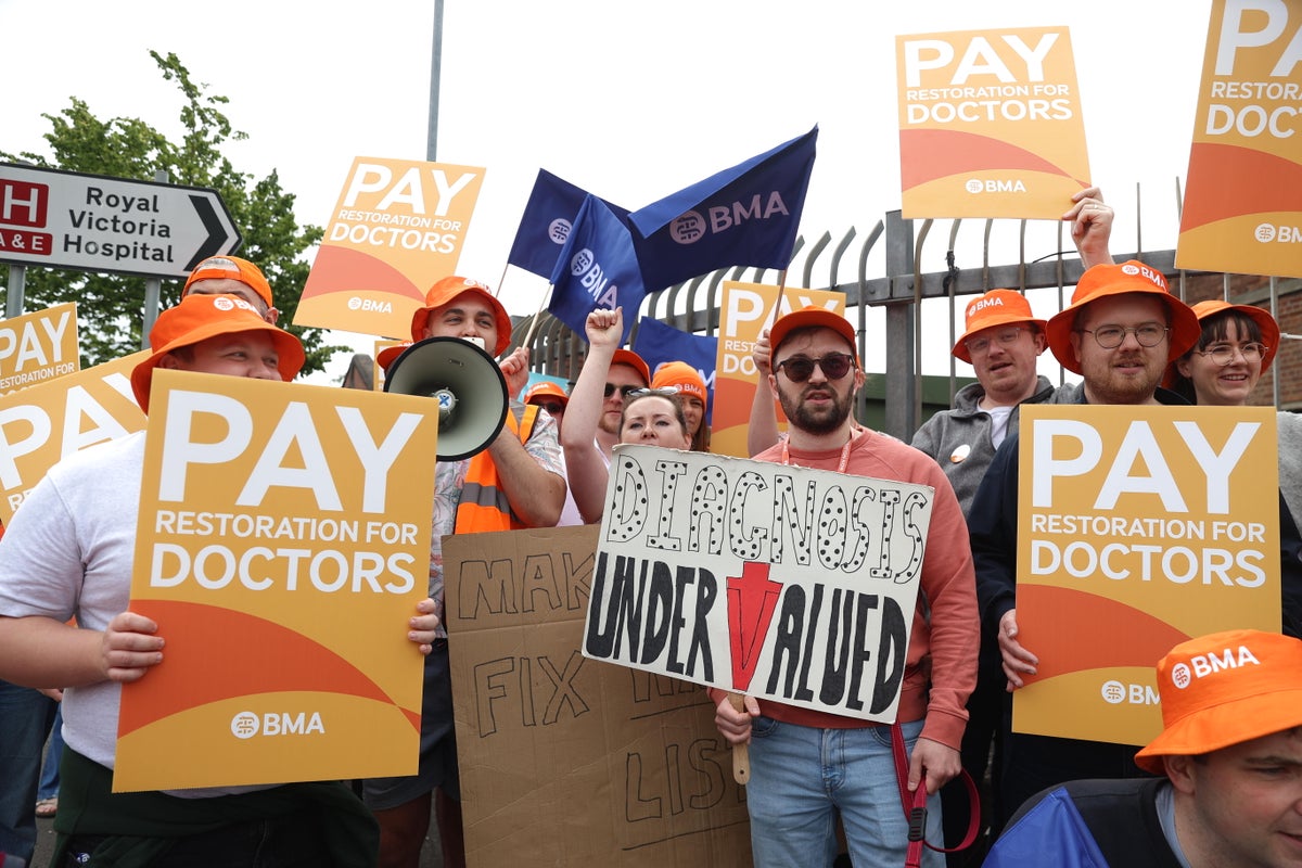 Junior doctors vote to accept pay deal and end years of strikes