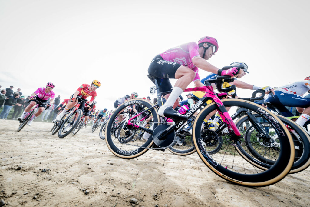 The peloton hits Troisville, 2026 Paris-Roubaix