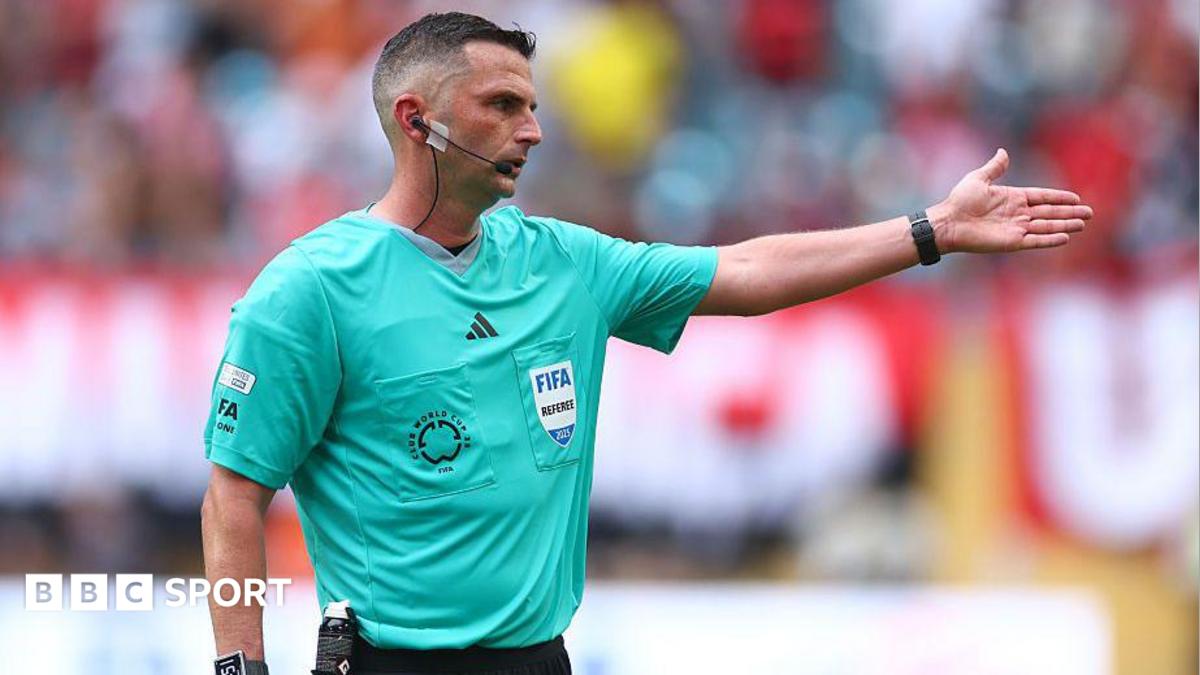 Referee Michael Oliver reacts during the FIFA Club World Cup round of 16 match between CR Flamengo and FC Bayern Munich