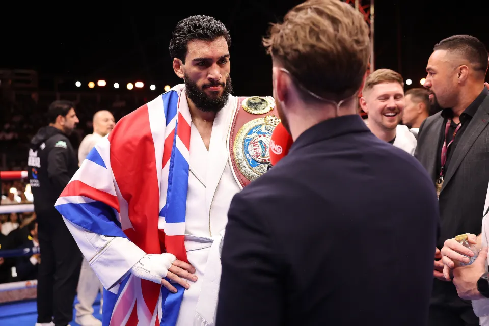 Hamzah Sheeraz holding his world title