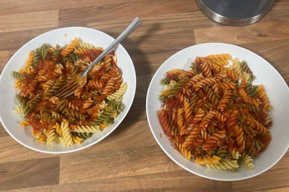 Bowls with cooked pasta. One uses Aldi sauce and another uses Lidl