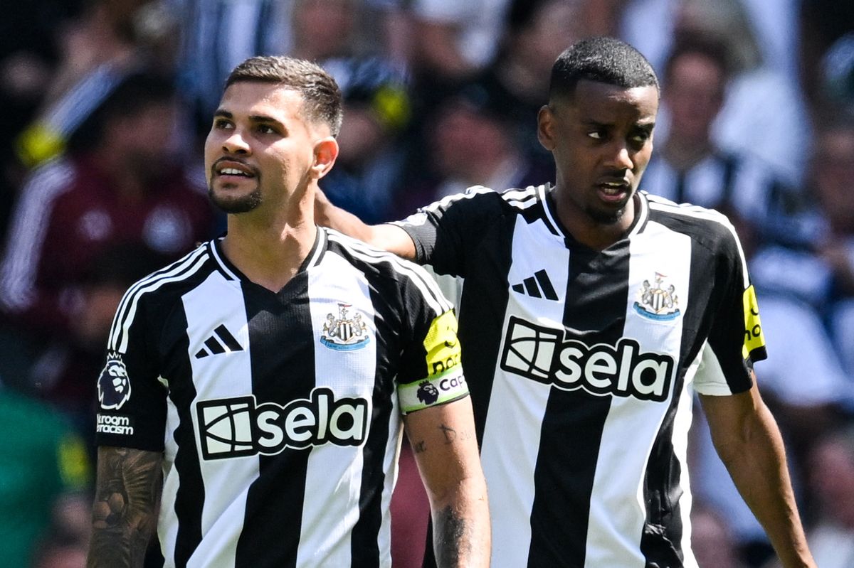 Newcastle United's Bruno Guimaraes and Alexander Isak