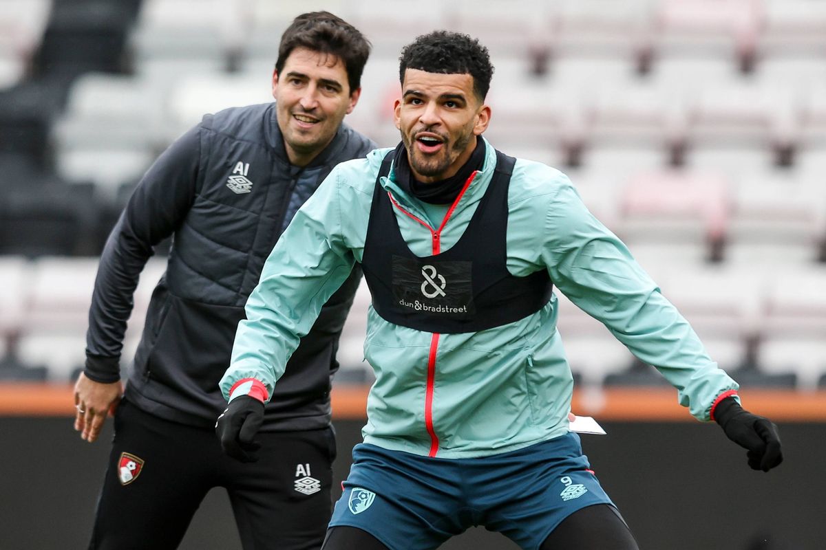 Dominic Solanke of Bournemouth with Head Coach Andoni Iraola during a training session at Vitality Stadium