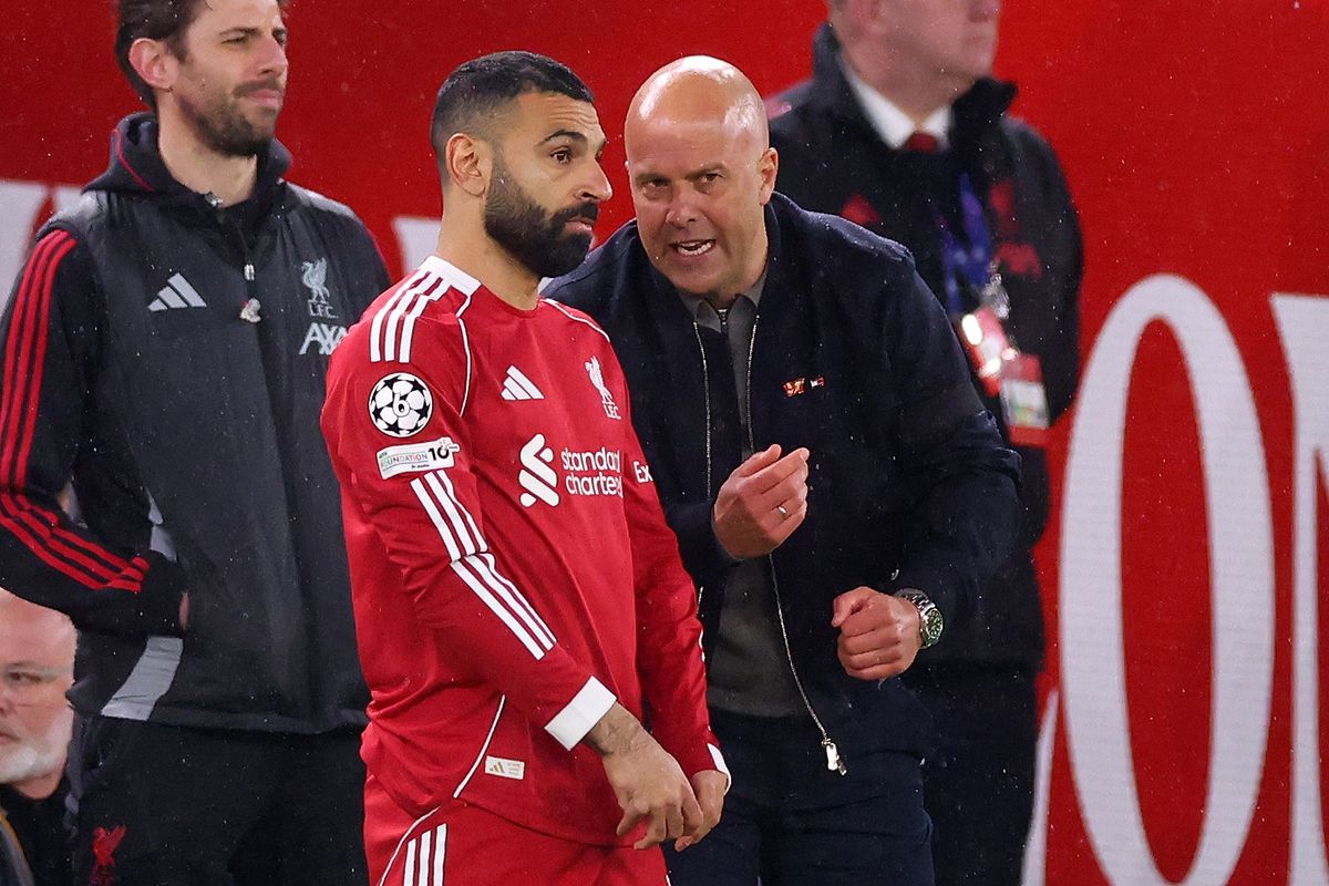 Arne Slot and Mo Salah talking on the touchline