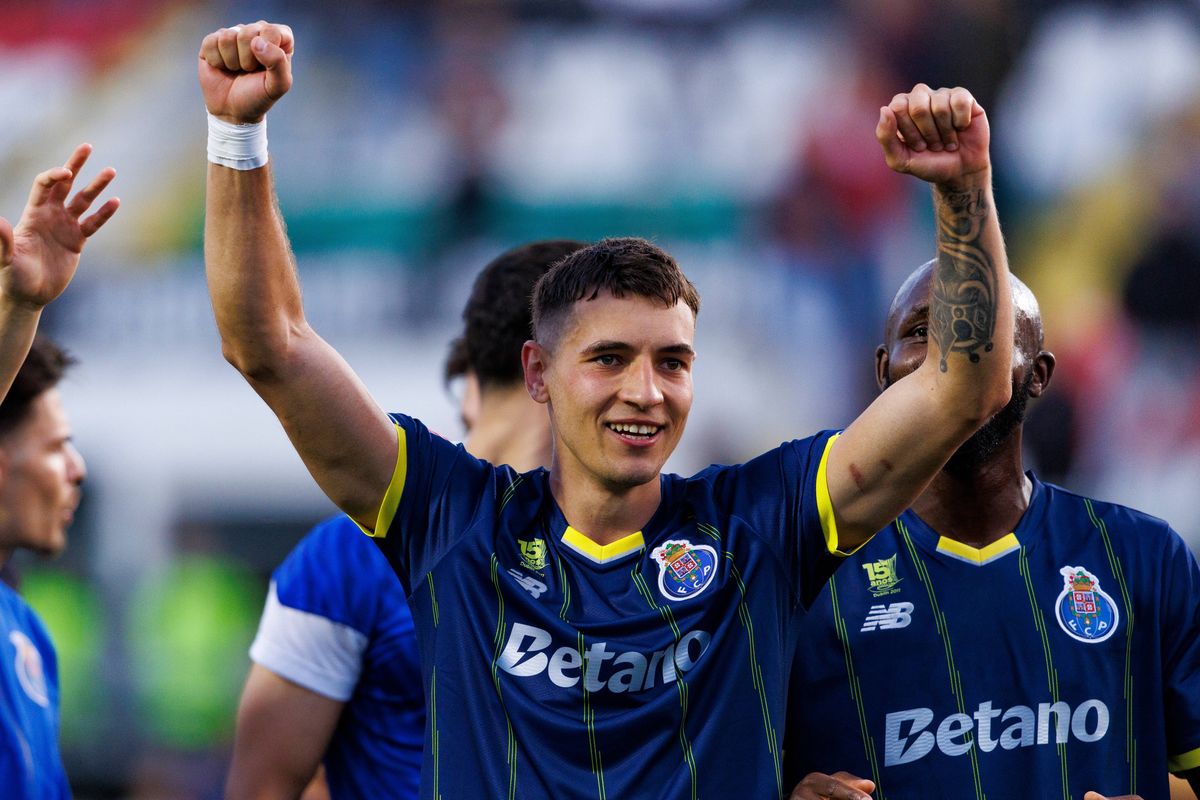 Jakub Kiwior of FC Porto celebrates his team's victory following the Primeira Liga match between CF Estrela da Amadora and FC Porto at Estádio José Gomes