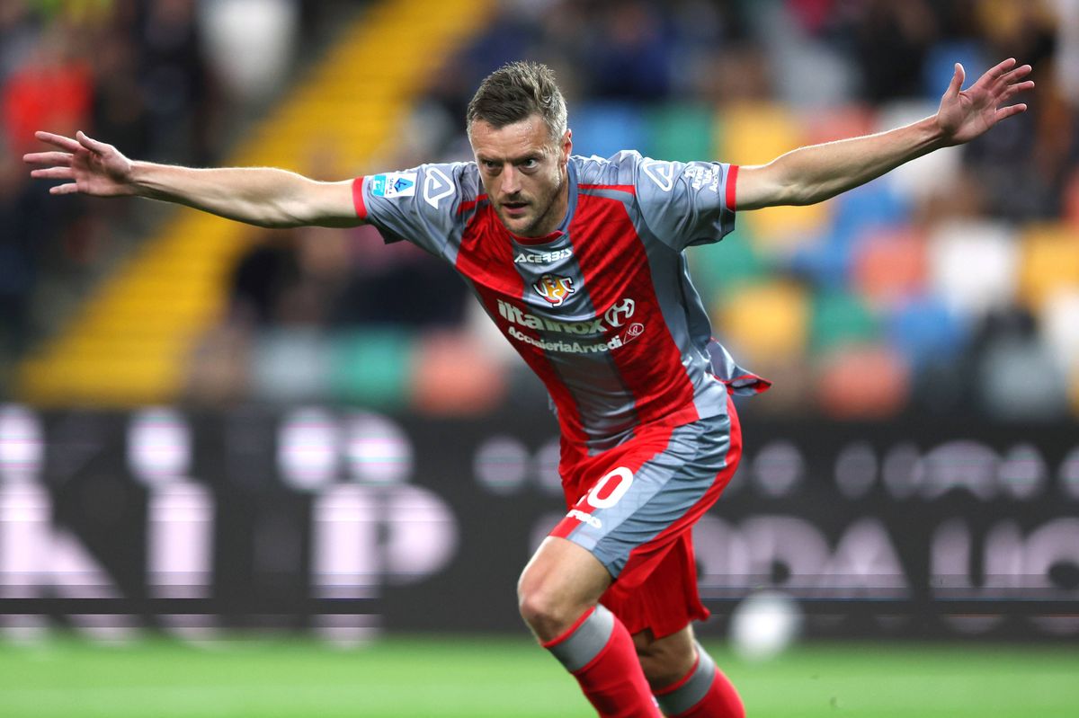 Jamie Vardy of Cremonese celebrates his goal during the Serie A match between Udinese Calcio and US Cremonese at Stadio Friuli