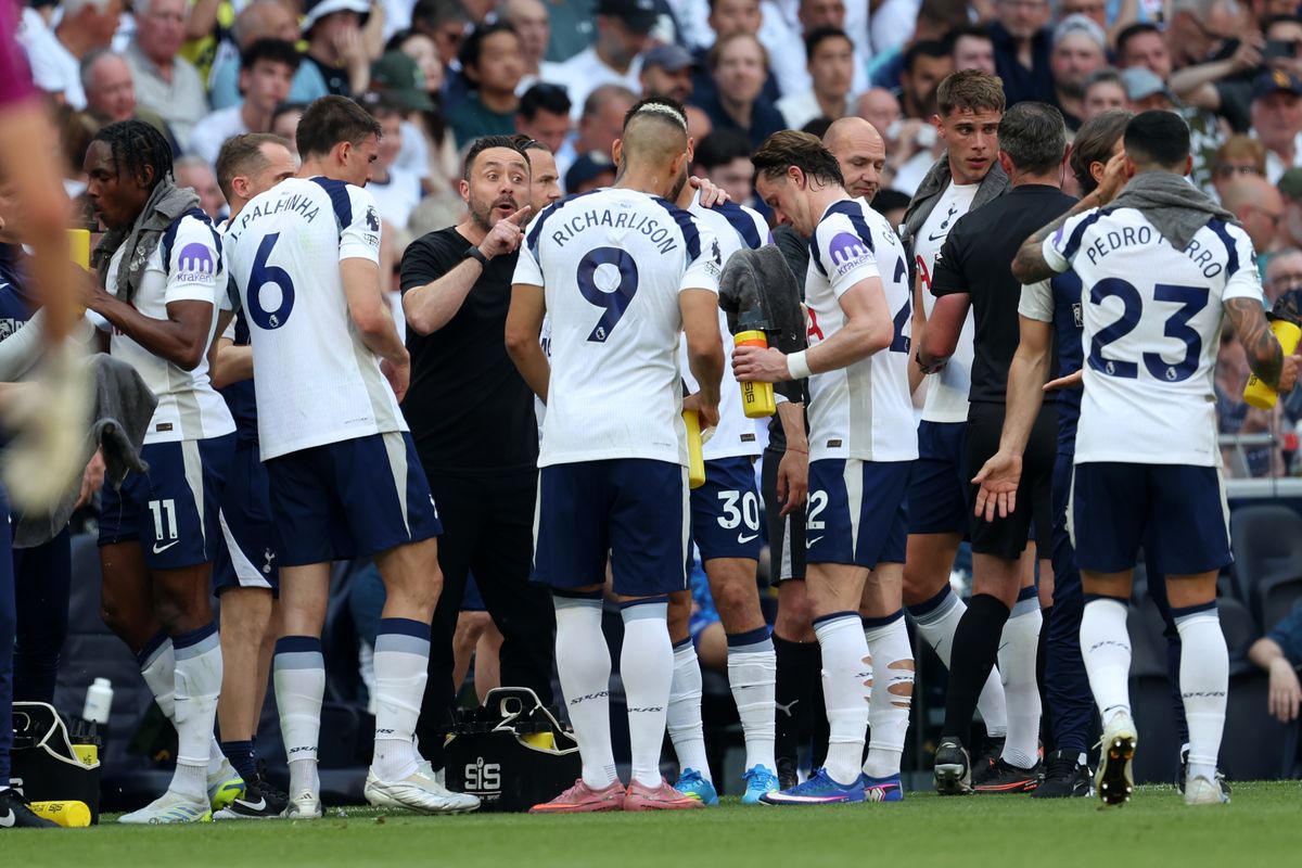 Tottenham Hotspur manager Roberto de Zerbi speaks to his players during the Premier League match between Tottenham Hotspur and Everton at Tottenham Hotspur Stadium on May 24, 2026 in London, United Kingdom