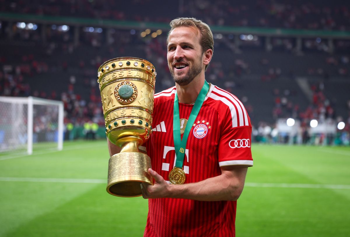 BERLIN, GERMANY - MAY 23: Harry Kane of FC Bayern Muenchen lifts the DFB-Pokal trophy after the team's victory the DFB Cup Final 2026 match between FC Bayern München and VfB Stuttgart at Olympiastadion on May 23, 2026 in Berlin, Germany. (Photo by Stefan Matzke - sampics/Getty Images)