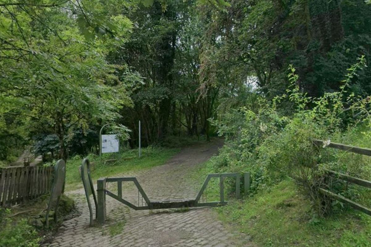 An entrance to Island Lodge from Mill Street