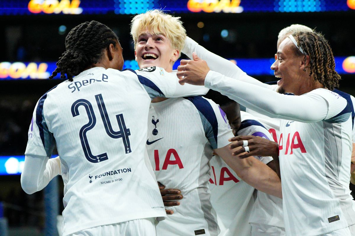 Lucas Bergvall celebrates with Tottenham Hotspur teammates