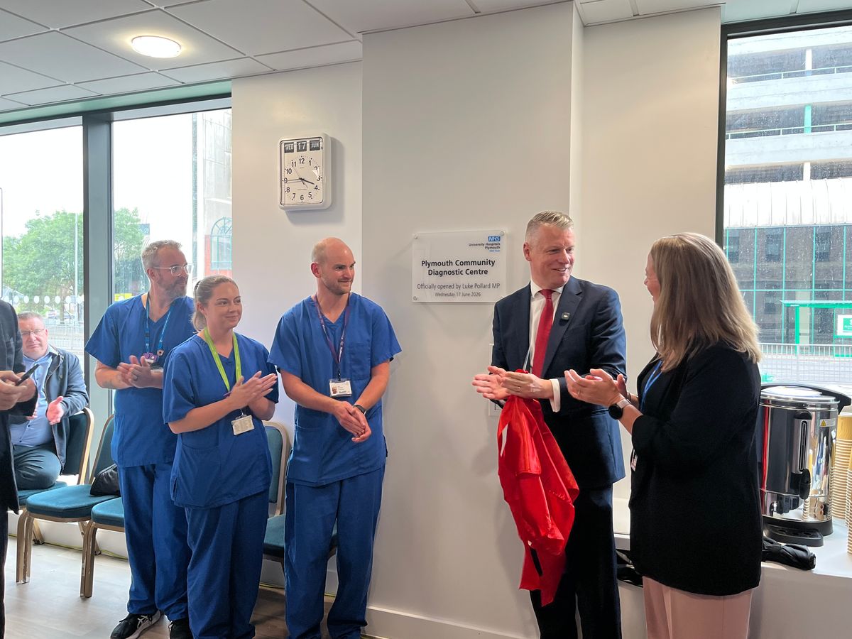 Luke-Pollard-unveils-plaque-at-the-community-diagnostics-centre