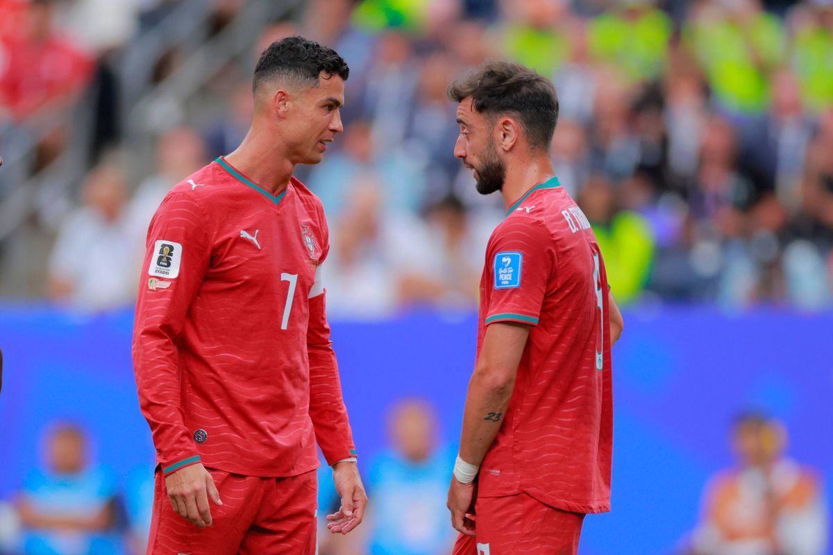 Cristiano Ronaldo and Bruno Fernandes in conversation
