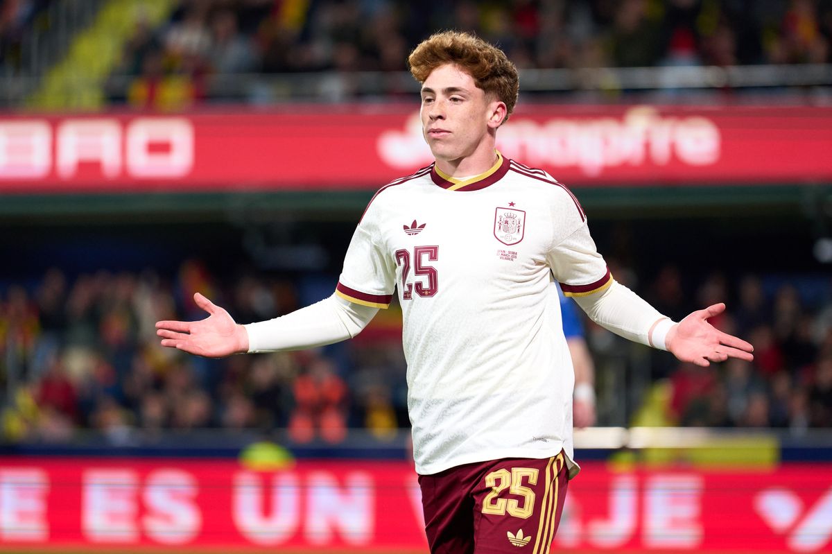 Victor Munoz of Spain celebrates scoring his team's third goal during the International Friendly match between Spain and Serbia