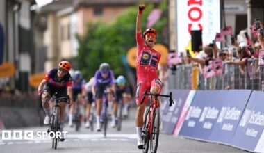 Elisa Balsamo punches the air as she crosses the finishing line