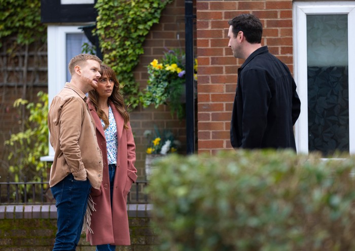 Kit talks to Gary and Maria in Coronation Street
