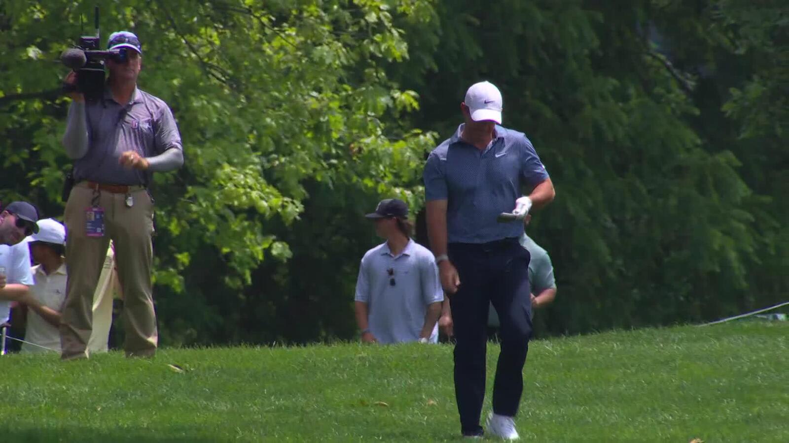 Rory McIlroy sinks 20-foot birdie putt on No. 6 at the Memorial