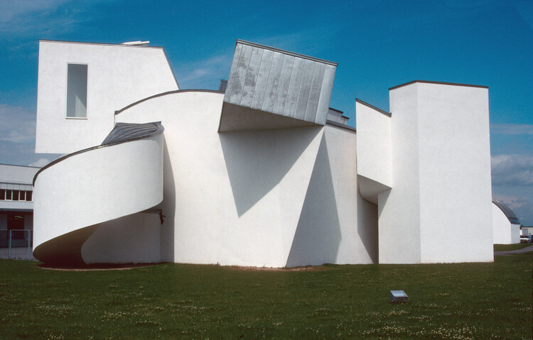 "The Century of Gehry": Frank Gehry Retrospective Opens at the Serralves Museum in Porto - Image 2 of 17