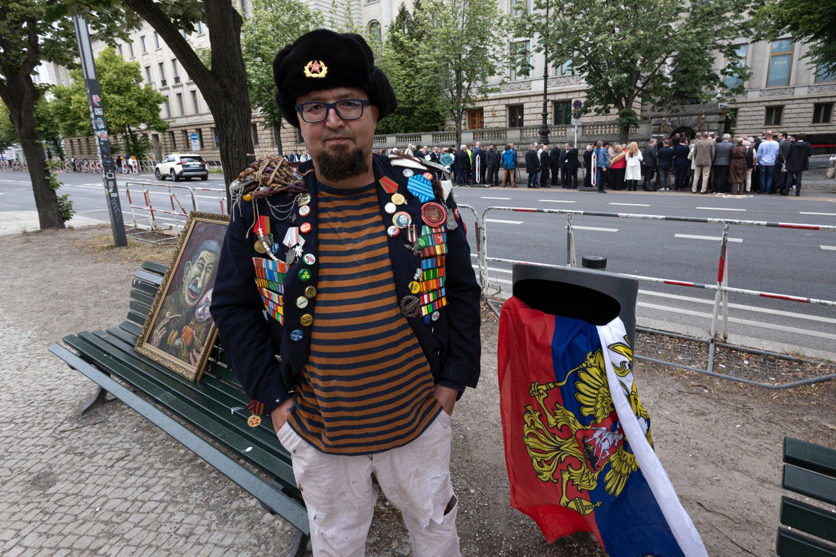 Russian artist and Putin critic Semyon Skrepetsky shot dead in Poland