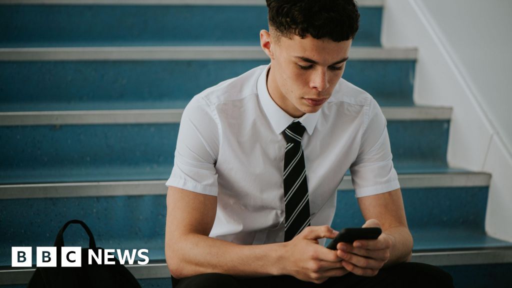 How new smartphone ban in English schools will work - BBC