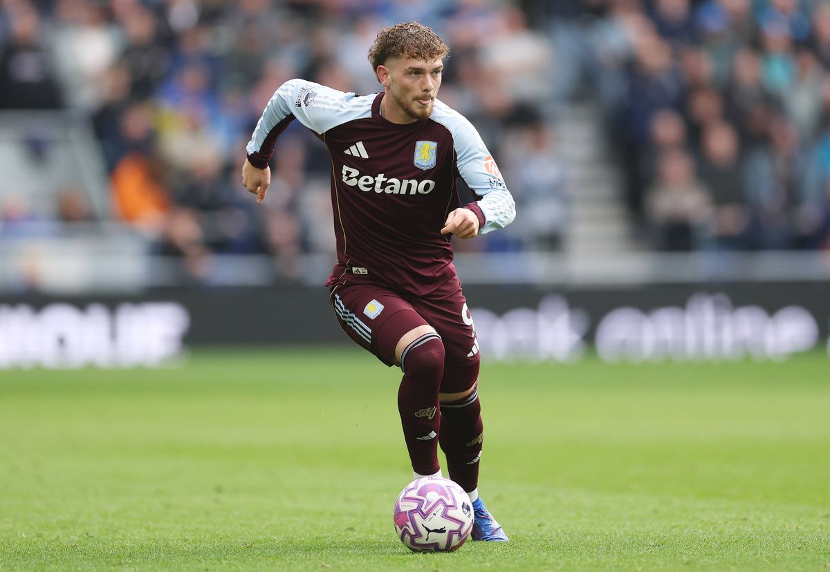 LIVERPOOL, ENGLAND - SEPTEMBER 13: Harvey Elliott of Aston Villa runs with the ball during the Premier League match between Everton and Aston Villa at Hill Dickinson Stadium on September 13, 2025 in Liverpool, England. (Photo by Carl Recine/Getty Images)