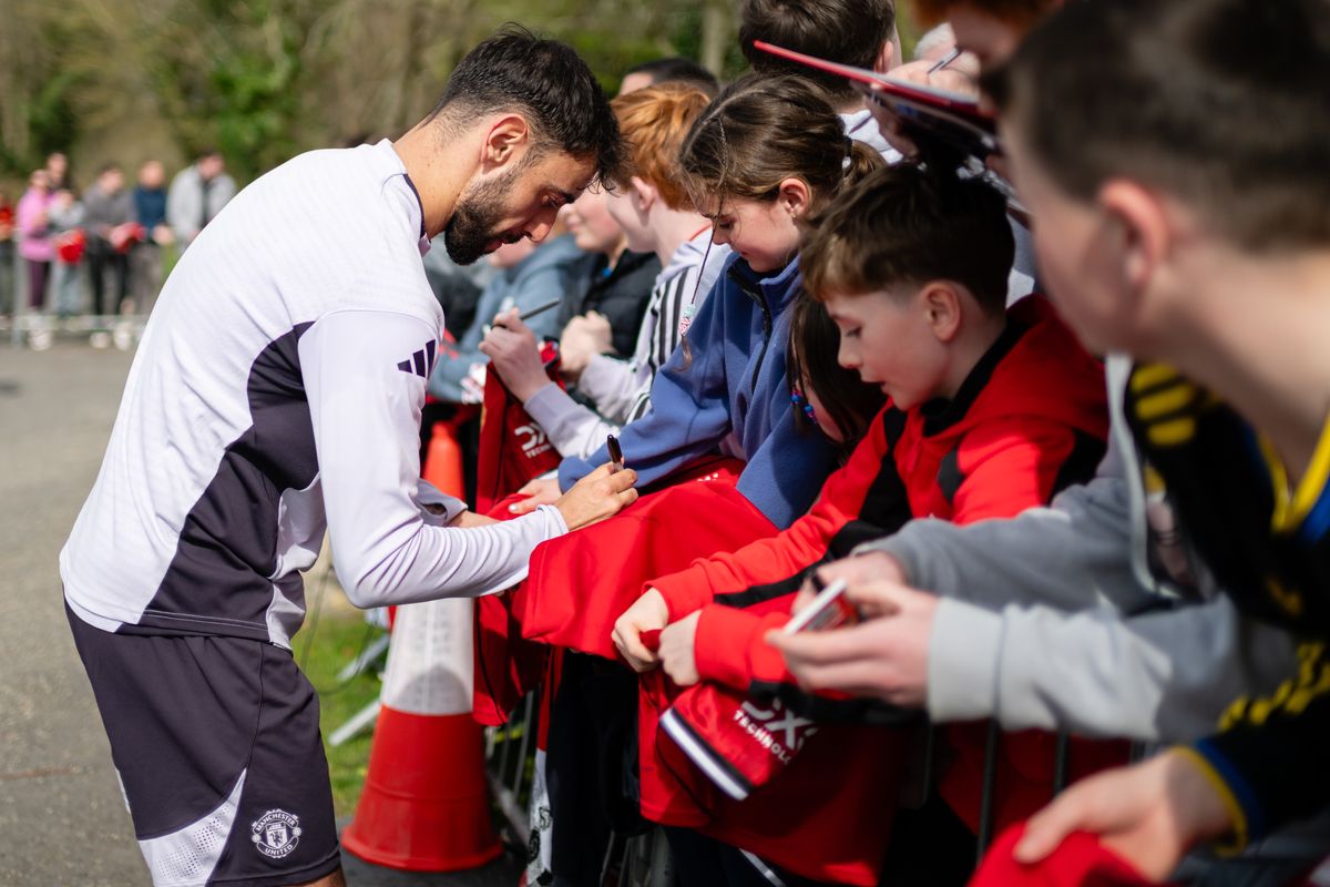 Bruno Fernandes signs autographs for fans in Ireland