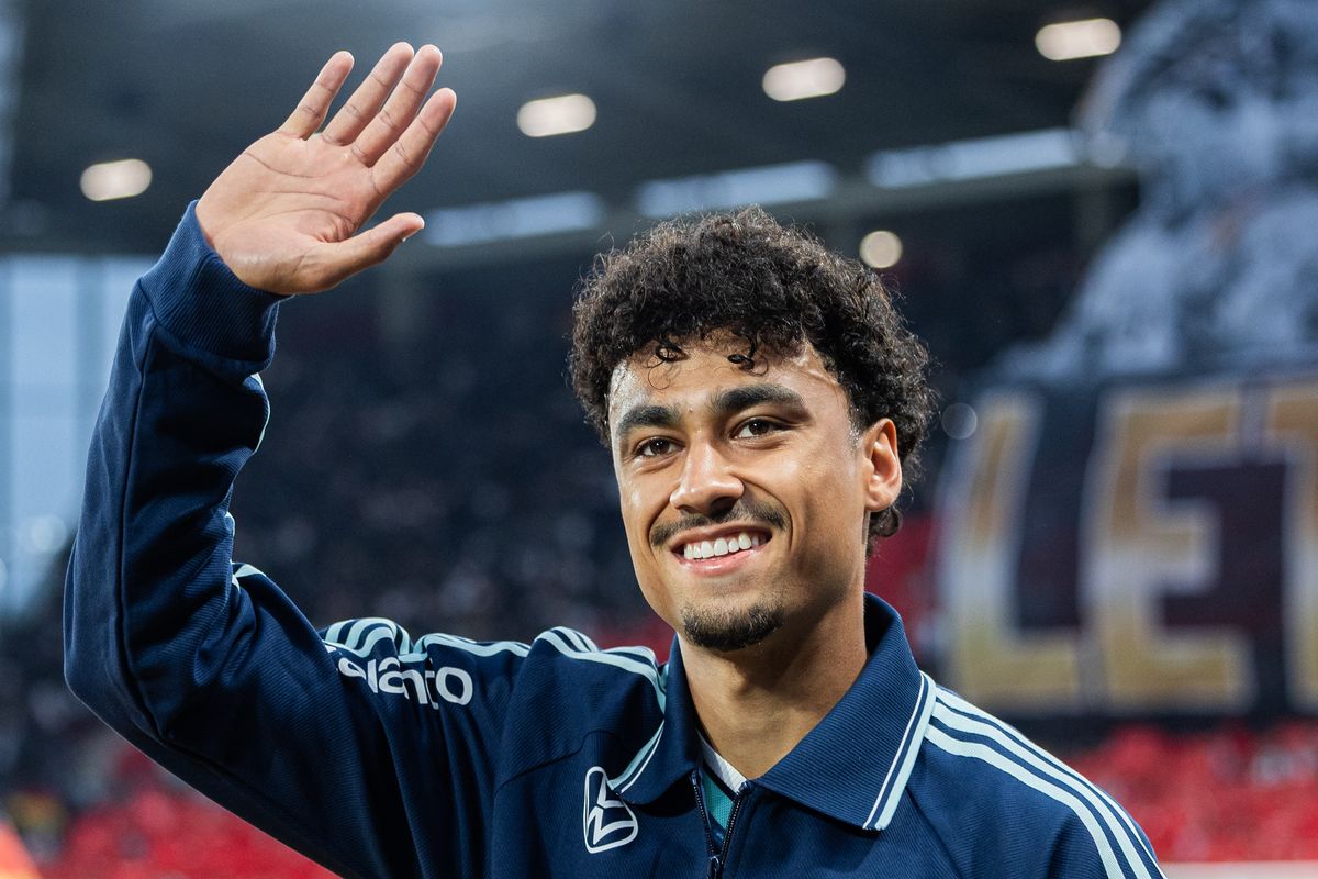 Nathaniel Brown waves to the fans as he enters the pitch prior to the international friendly match between Germany and Finland at MEWA Arena