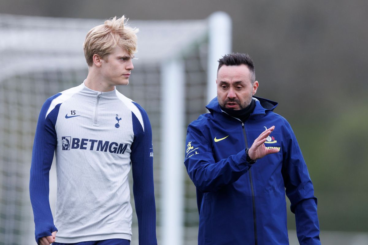 Roberto De Zerbi speaks to Lucas Bergvall during first training session as Tottenham Hotspur head coach