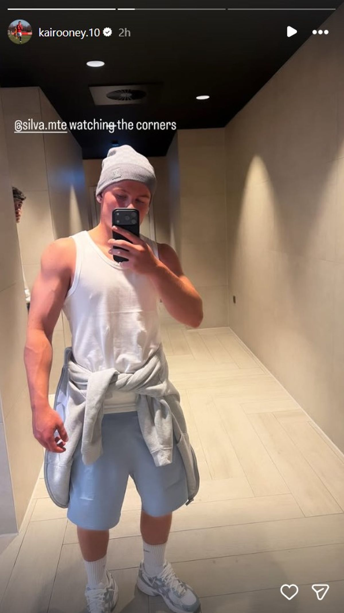 Kai Rooney taking a mirror selfie at the gym