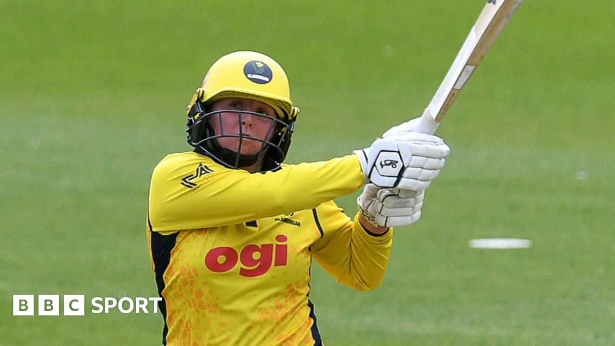 Lauren Parfitt batting for Glamorgan
