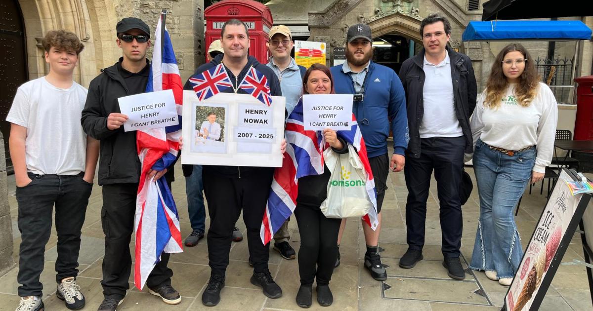 Oxford 'patriots' call on police to kneel for Henry Nowak