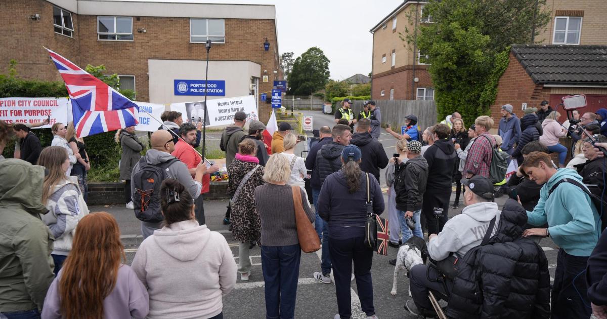 Peaceful protest held outside Portswood police station - Daily Echo