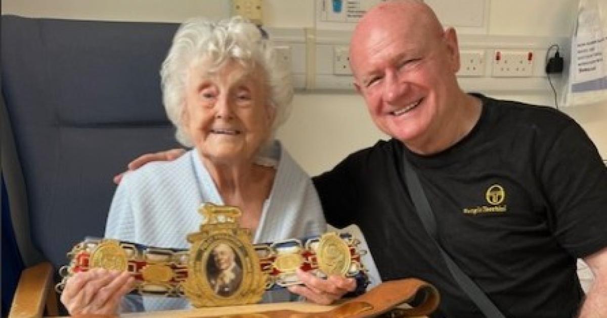 Abergavenny hospital patient gets visit from boxing champion