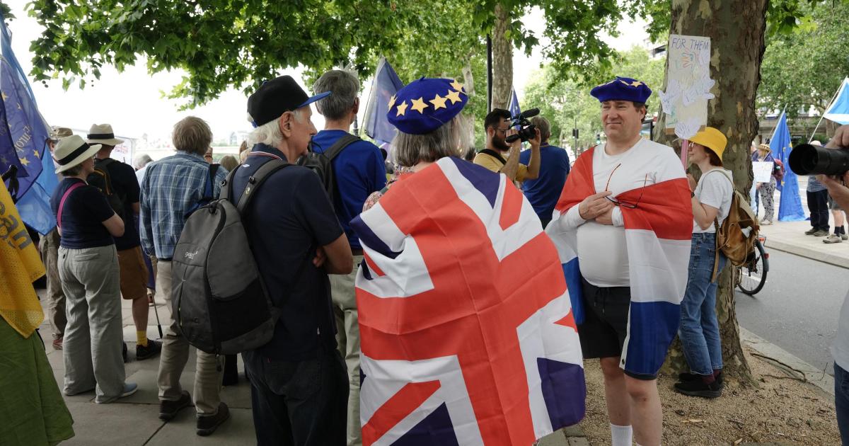 Brexit branded ‘a travesty’ as marchers call to rejoin EU