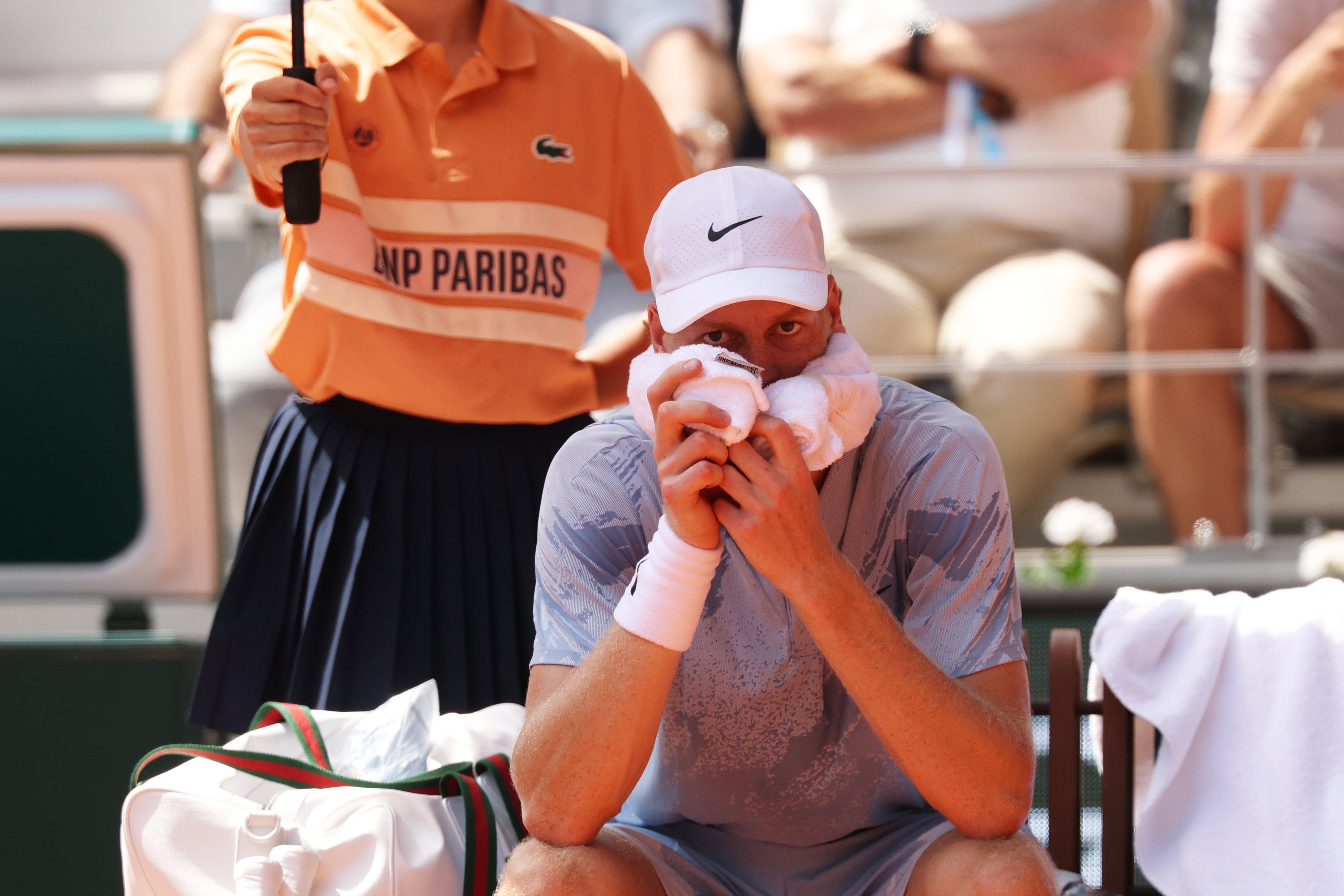 Sinner cooled himself with towels and ice during breaks