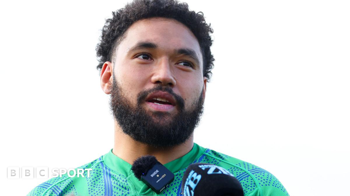Fehi Fineanganofo scores a try for Hurricanes