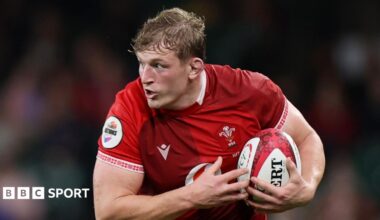Jac Morgan carries the ball in his left arm for Wales against Argentina in 2025