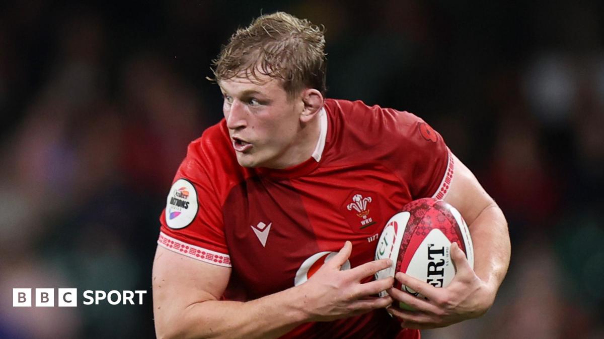 Jac Morgan carries the ball in his left arm for Wales against Argentina in 2025